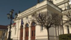 Мизерни пенсии и заплати, а те без кирка и лопата – яка депутатска заплата