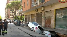 Дупка се отвори изневиделица на улица. Погълна две паркирани коли