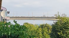 Мъж стои от снощи на перилата на "Аспаруховия мост" заради любовна драма