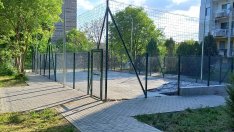 Новоизградена спортна площадка във Варна стои заключена с месеци