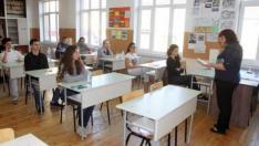 1700 седмокласници решават тест по история