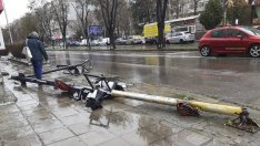 Вятърът прекърши възлов светофар във Варна