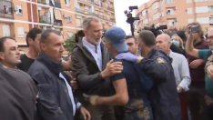 Валенсия посрещна крал Фелипе VI със залпове от кал (ВИДЕО)