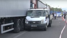 Двама пешеходци загинаха, затиснати между два камиона и бус в Бургас