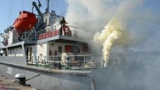 На учение: Гасиха пожар на кораб във Варна (ВИДЕО)