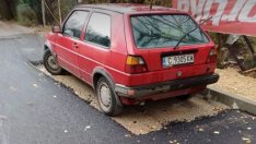Недосегаемият "Голф": След 25-годишно чакане, да асфалтират около колата ти!