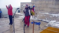 Виден добрички протестър стъпкал знамето на ЕС на Шипка и го заменил с руско