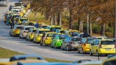 Стотици таксиджии излязоха на протест във Варна