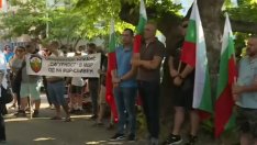 Протест и контрапротест пред полицията във Варна заради случая с Явор Георгиев