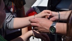 Спипаха 19-годишна с близо 10 кила трева на летище София