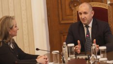 Сачева сама на консултации при Радев: Борисов знае кога е време за мъже и кога - за жени 