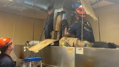 Спасяваха крадец, заклещил се в комин