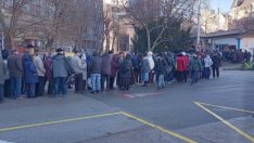 Километрични опашки за беплатните карти за транспорт във Варна