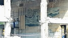 Демонтират мозайката от старата автогара (СНИМКИ)