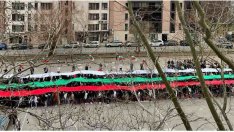 Варненски ученици започнаха честванията за 3 март с огромен трибагреник и хора (СНИМКИ)