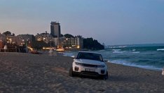 Украински джип влезе на плаж във Варна и затъна