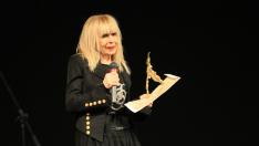 Лили Иванова дари цветята от празника си на "Александровска"