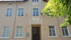 Протест на родители пред училище "Константин Арабаджиев" във Варна