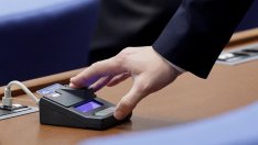 С историческо мнозинство: Парламентът закри Антикорупционната комисия