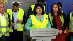 Срещата на премиера Петков с превозвачите започнала с тортите на премиершата