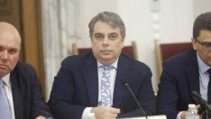 Асен Василев сложи вратовръзка с пера за второто четене на бюджета на Гълъб Донев