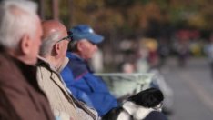 250 жени с първите втори пенсии. Колко пари взеха и докога ще ги взимат?