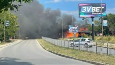 Горят останалите бараки на "цирковата площадка" във Варна (СНИМКИ)