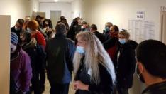 Масово неспазване на дистанция пред избирателните секции във Варна