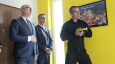 Оборудват полицаите с нови "щадящи" електрошокови палки (СНИМКИ)