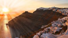 Санторини се тресе, хората спят на открито и напускат острова