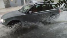Няколко минути дъжд превърна улиците на Варна в реки СНИМКИ