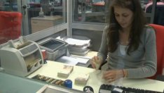 Вместо намаление, банките отново вдигат таксите