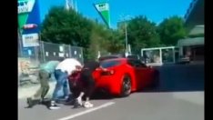Лъскаво "Ферари" закъса и трима го бутат! Бензин ли да му сипят, що ли?
