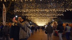 Коледният базар в центъра на Варна набира благотворителни средства