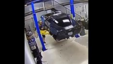 Лош ден ли? Кола падна от подемник, механик блуждае! Култово ВИДЕО