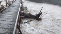 Мъж от наводнено село стоя цял ден на покрива на къщата