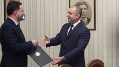Радев привика ГЕРБ – вторият мандат. Дава папка, връщат му я веднага!