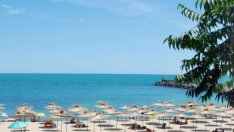 По 10 лв. за чадър и шезлонг на плажа. Ако искаш, лятото наближава