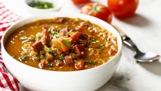 Супа с леща, наденица и зеленчуци