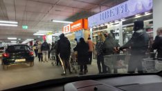 Пуснаха олио по 2,99 лв. във Варна, разграбиха го