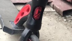 Кола на спря на стоп във Варна, пое удар от тротинетка