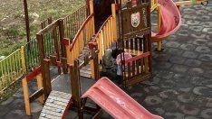 Малчугани пушат и палят огън на детска площадка във "Владиславово"