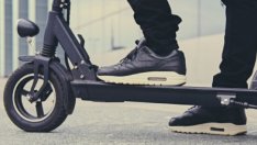 Младеж "бере душа" след падане от тротинетка