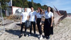 Ученици чистиха плажа на Първа буна във Варна по проект