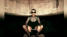 Рут се чекне връз костница - разголена! Тя се извини, но полицията я погна (ВИДЕО)