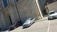 Превърнаха в паркинг площада на катедралата във Варна (СНИМКИ)