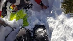 Спасители извадиха жив човек, затрупан от лавина в Пирин  