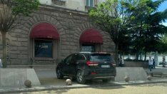 Тити дълго не трае, възкачи джипа си на тротоар насред жълтите павета