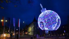 Варна посреща Коледа без концерт, но с красива украса (СНИМКИ)