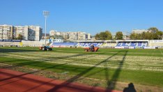 Спартак спешно ремонтира тревата на "Коритото" (СНИМКИ)